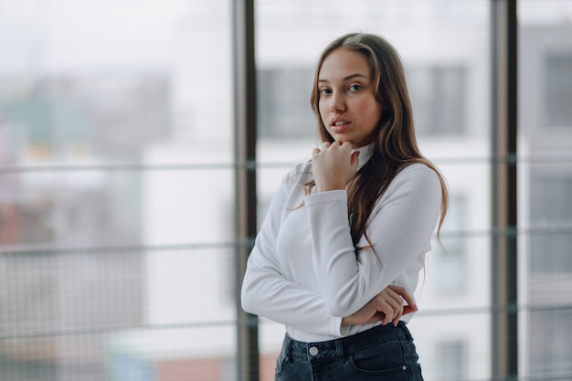 Bastante joven en una blusa blanca