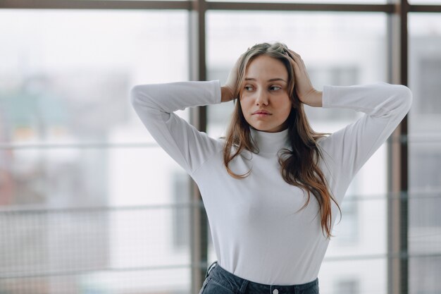 Bastante joven en una blusa blanca