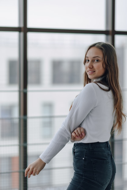 Bastante joven en una blusa blanca