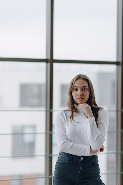 Bastante joven en una blusa blanca