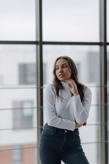 Bastante joven en una blusa blanca