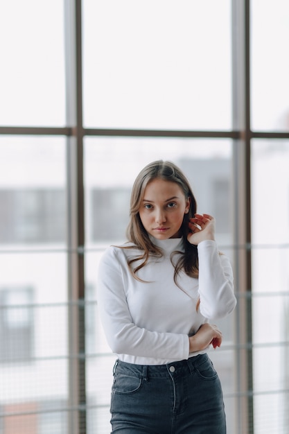 Foto gratuita bastante joven en una blusa blanca