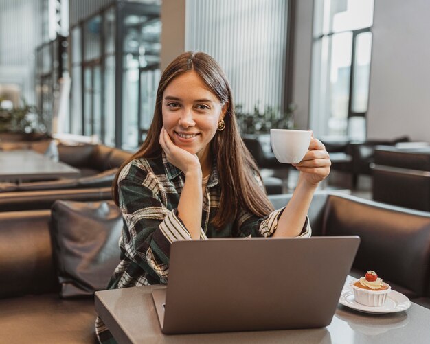 Bastante joven disfrutando de un café