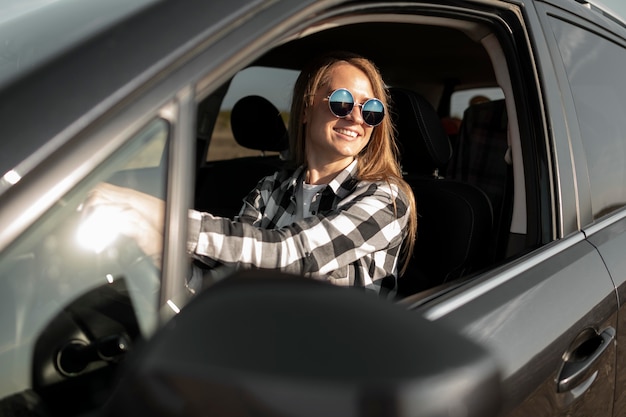 Foto gratuita bastante joven disfrutando de viaje por carretera