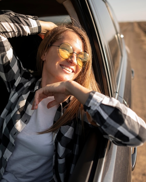 Foto gratuita bastante joven disfrutando de viaje por carretera