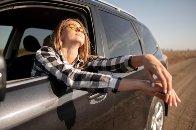 Bastante joven disfrutando de viaje por carretera