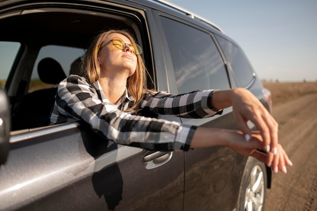 Bastante joven disfrutando de viaje por carretera