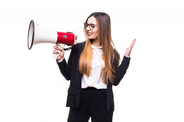 Bastante joven empresaria gritando por altavoz en un blanco