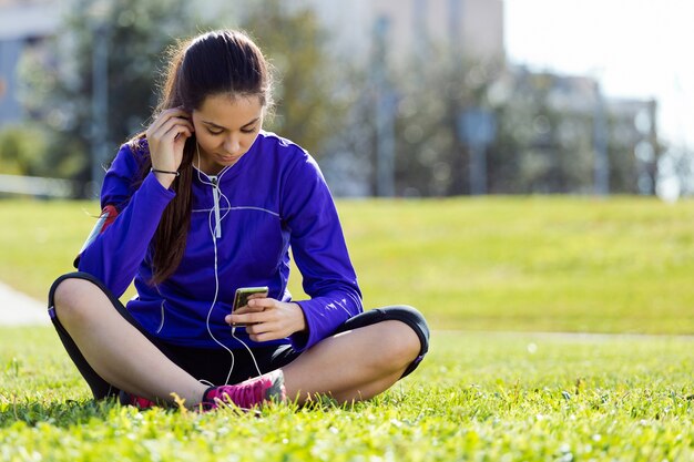 Bastante joven escuchar música después de correr.