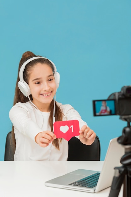 Foto gratuita bastante joven feliz de grabar video