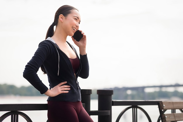 Foto gratuita bastante joven hablando por teléfono