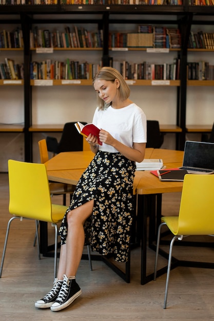 Bastante joven leyendo un libro