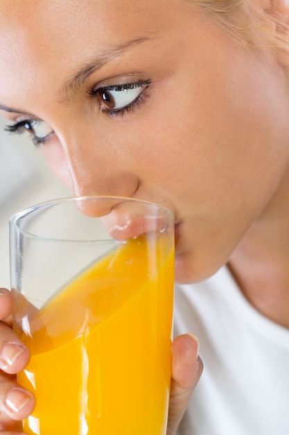 Bastante joven mujer desayunando en casa