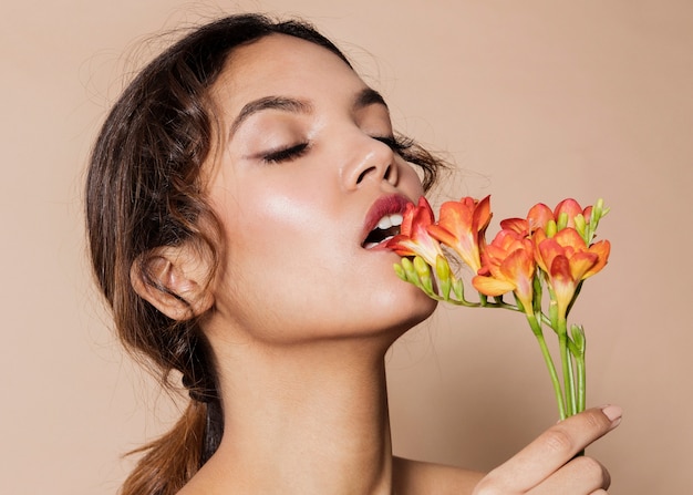 Bastante joven mujer con flor vibrante