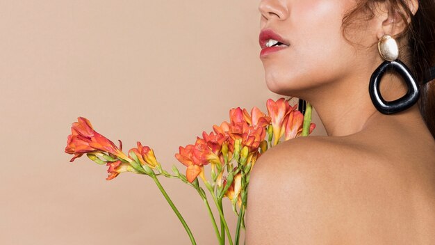 Foto gratuita bastante joven mujer con flores