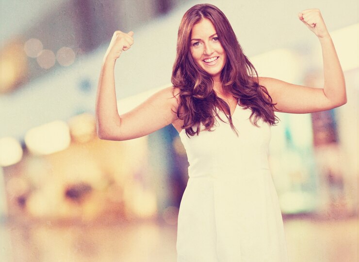 Foto gratuito bastante joven mujer haciendo un gesto fuerte