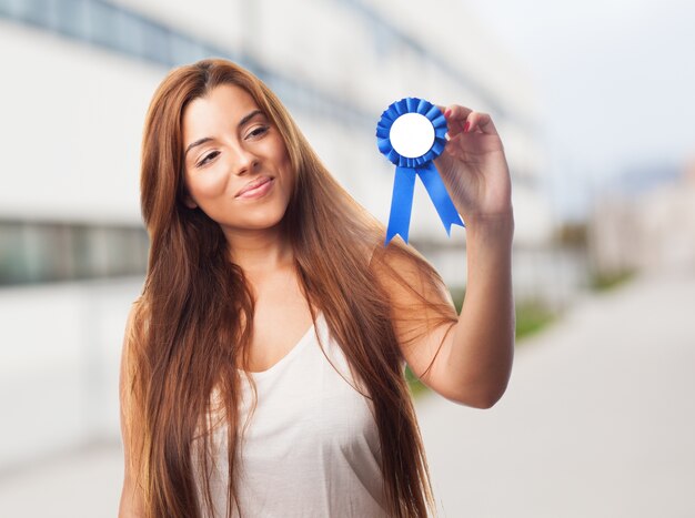 Bastante joven mujer con una medalla