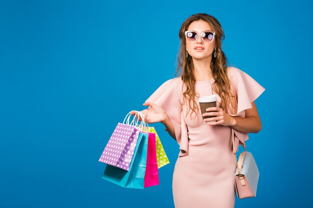 Bastante joven mujer sexy con estilo en vestido rosa de lujo, tendencia de moda de verano, estilo chic, gafas de sol``