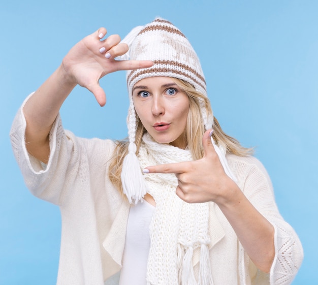 Foto gratuita bastante joven mujer con sombrero de invierno