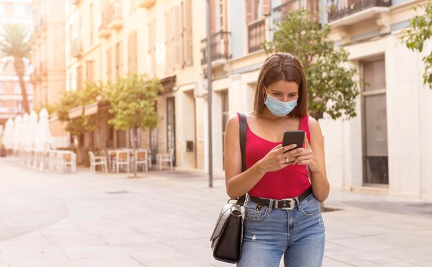 Bastante joven mujer vistiendo mascarilla