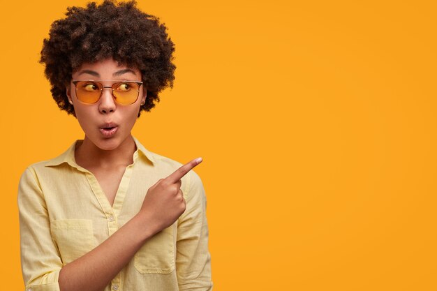 Bastante joven con pelo rizado