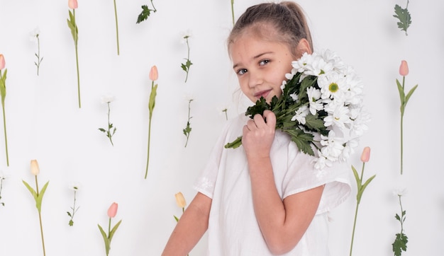 Foto gratuita bastante joven con ramo de flores