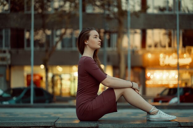 Bastante joven con rasgos faciales de cuento de hadas con luces de la ciudad