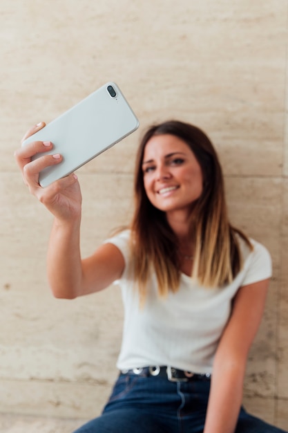 Foto gratuita bastante joven sonriendo a la cámara