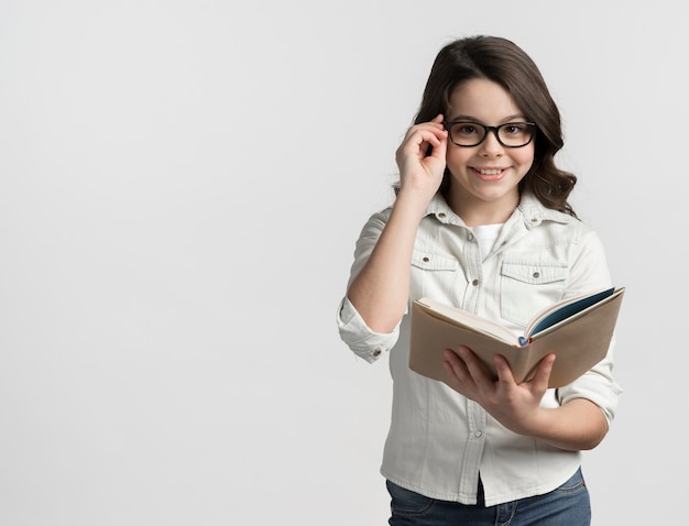 Bastante joven sosteniendo un libro con espacio de copia