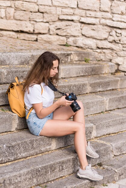 Bastante joven tomando fotografías de vacaciones