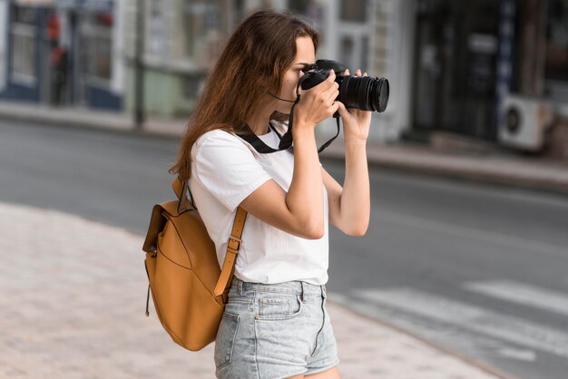 Bastante joven tomando fotografías de vacaciones