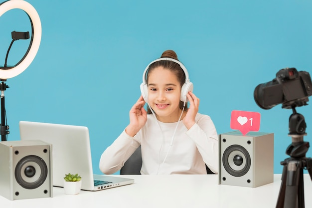 Bastante joven tratando de nuevos auriculares