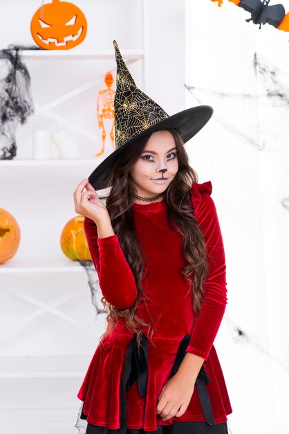 Bastante jovencita posando en disfraces de halloween