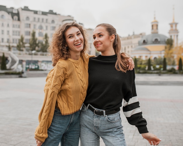 Foto gratuita bastante jovencitas juntas al aire libre