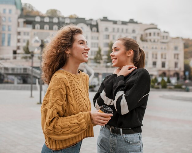 Bastante jovencitas juntas al aire libre