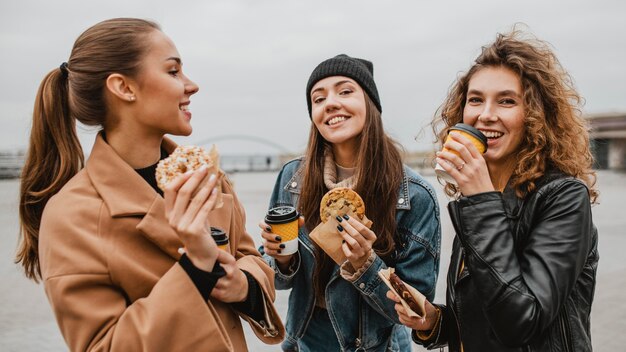 Bastante jóvenes disfrutando de dulces juntos