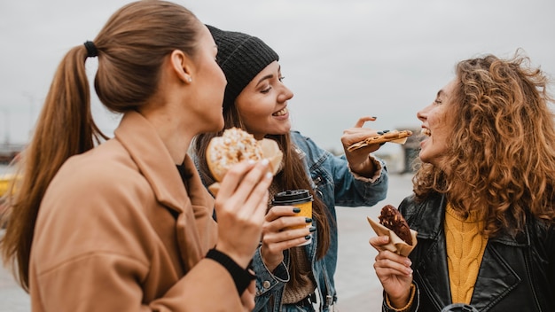 Bastante jóvenes disfrutando de dulces juntos