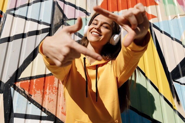 bastante, mujer joven, con, auriculares, aire libre