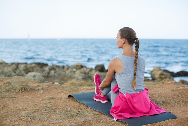 bastante, mujer joven, hacer, yoga, al aire libre