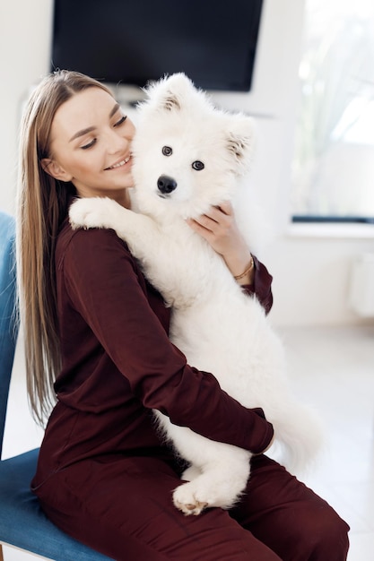 bastante, mujer joven, con, perro, en casa