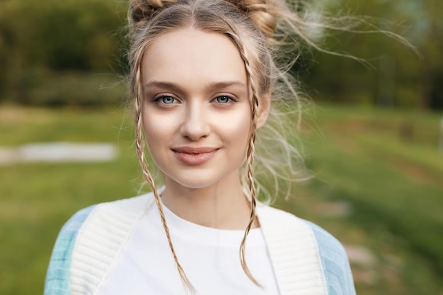 bastante, mujer joven, retrato, al aire libre