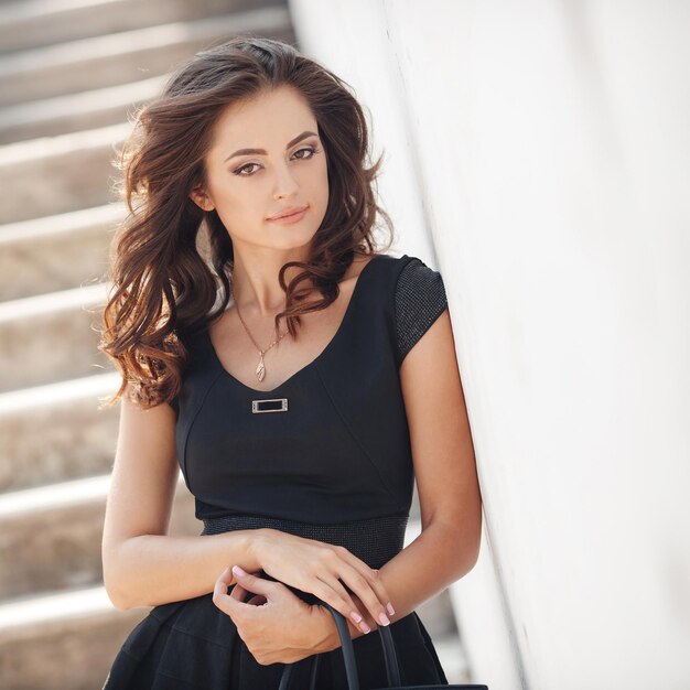 bastante, mujer joven, retrato, al aire libre