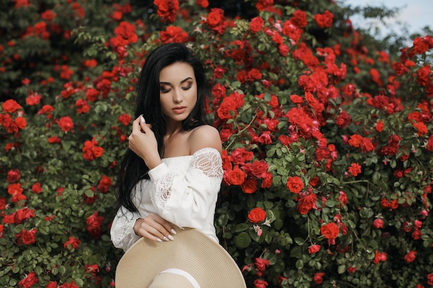 bastante, mujer joven, en, sombrero, y, vestido, en, rosas