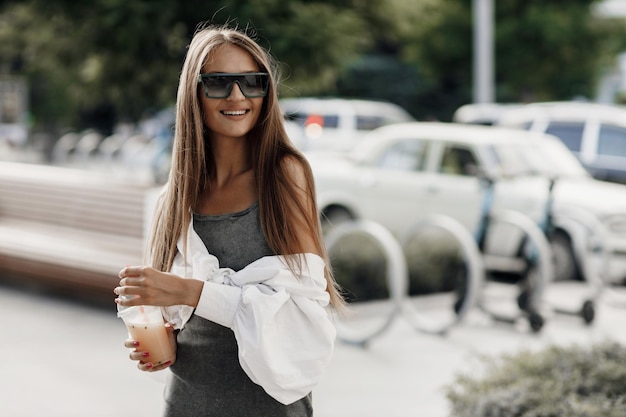 bastante, mujer joven, en, verano, vestido, al aire libre