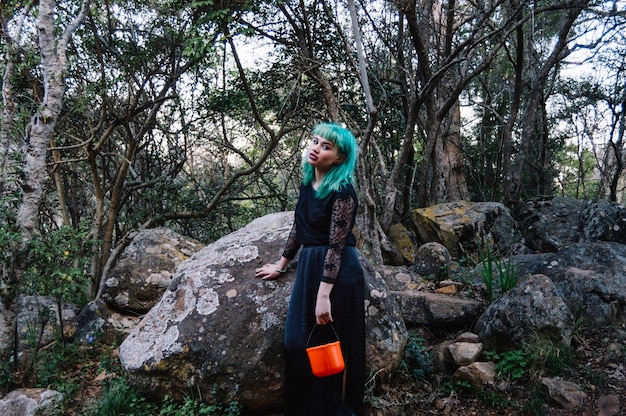 Bastante mujer que sostiene la bolsa de Halloween