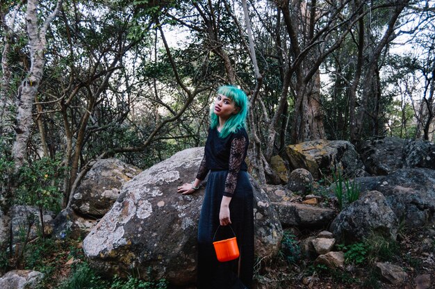 Bastante mujer que sostiene la bolsa de Halloween