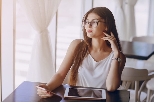 Bastante persona estilo de vida mujer de la computadora