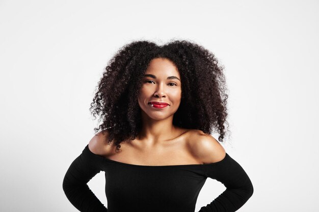 Bastante sonriente mujer negra con cabello afro