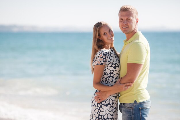 bastante sonriente pareja mujer y hombre al aire libre