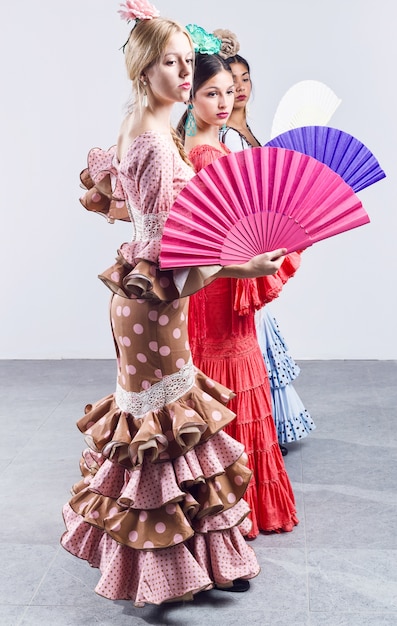 Foto gratuita bastante tres bailarín joven del flamenco en vestido hermoso.